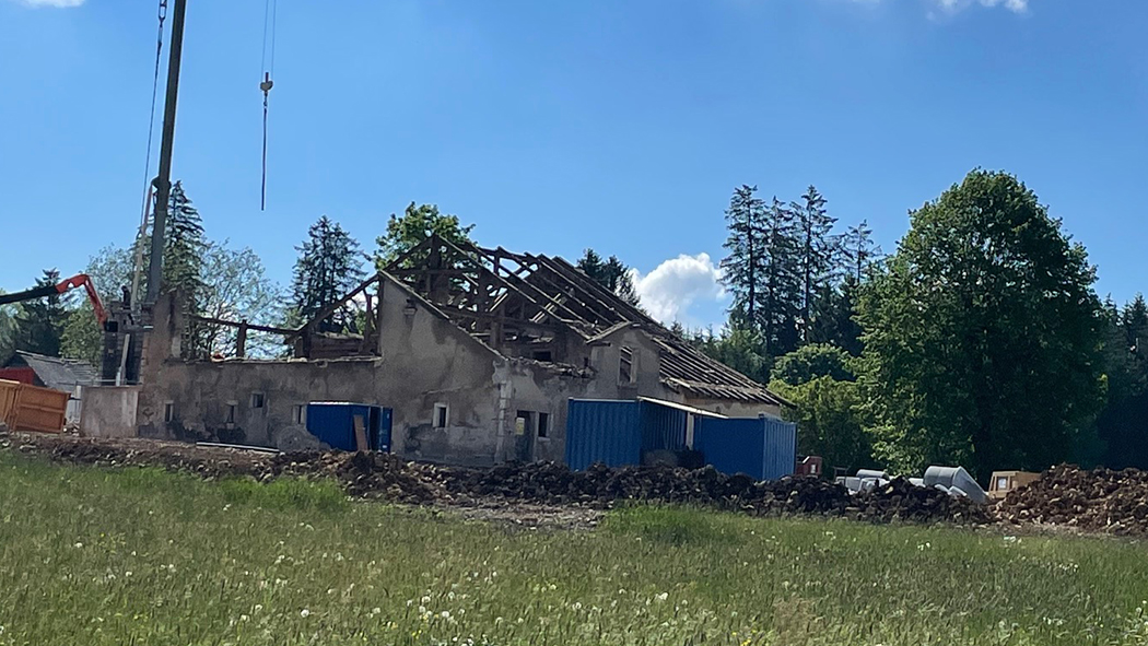 10 juin 2021 Le toit de la ferme, presque entièrement démoli