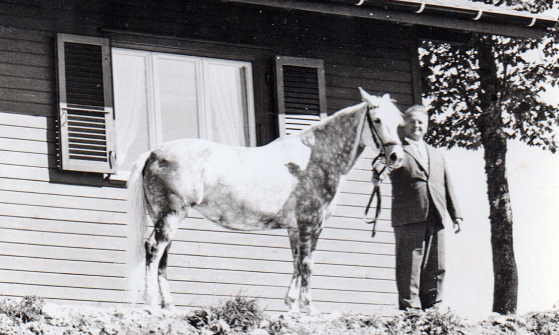 Hans Schwarz mit seinem Pferd vor dem Chalet in Le Roselet